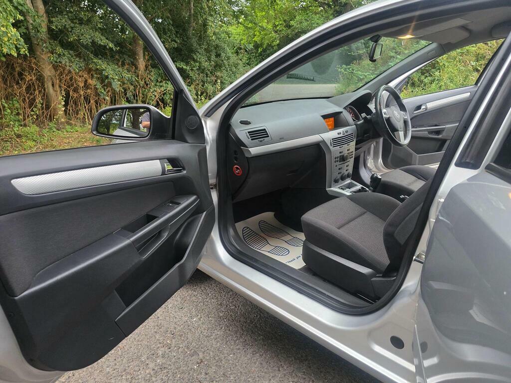 Vauxhall Astra Vauxhall Astra Design Hatch 1.8 Aut Grey #50