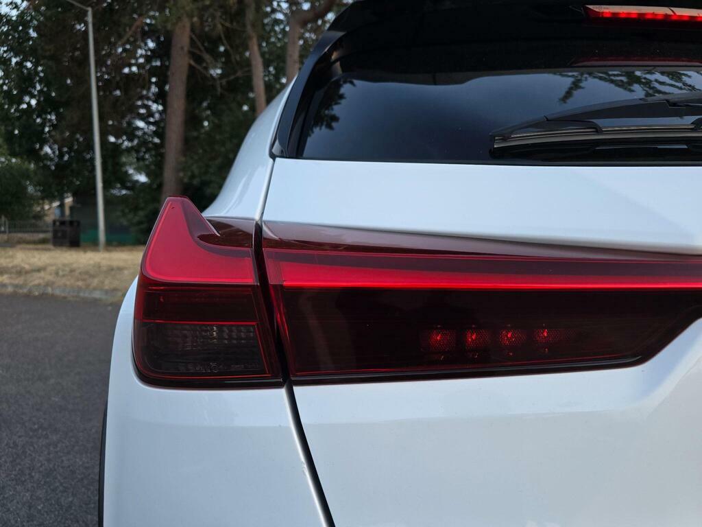 Lexus UX 2.0 250H Takumi E-cvt White #52