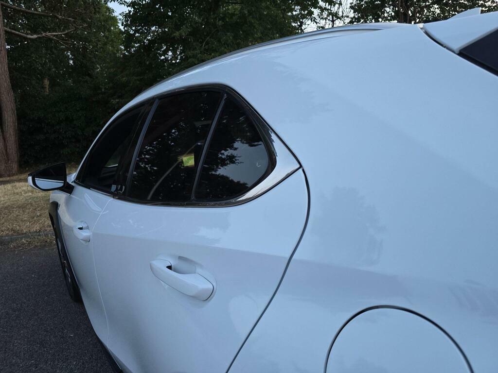 Lexus UX 2.0 250H Takumi E-cvt White #53