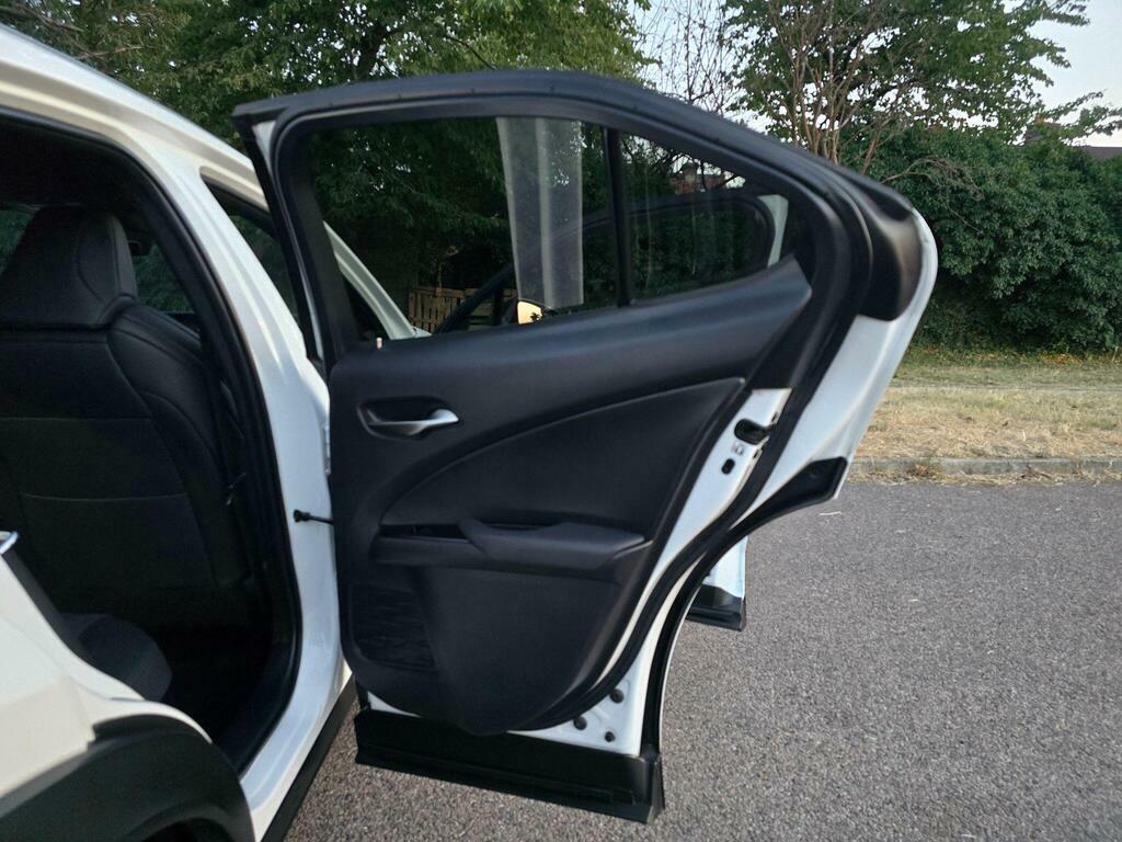 Lexus UX 2.0 250H Takumi E-cvt White #59