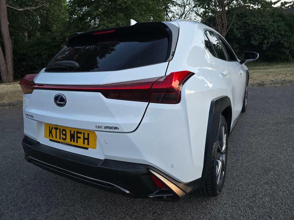 Lexus UX 2.0 250H Takumi E-cvt White #48
