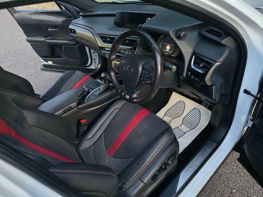 Lexus UX 2.0 250H Takumi E-cvt White #67