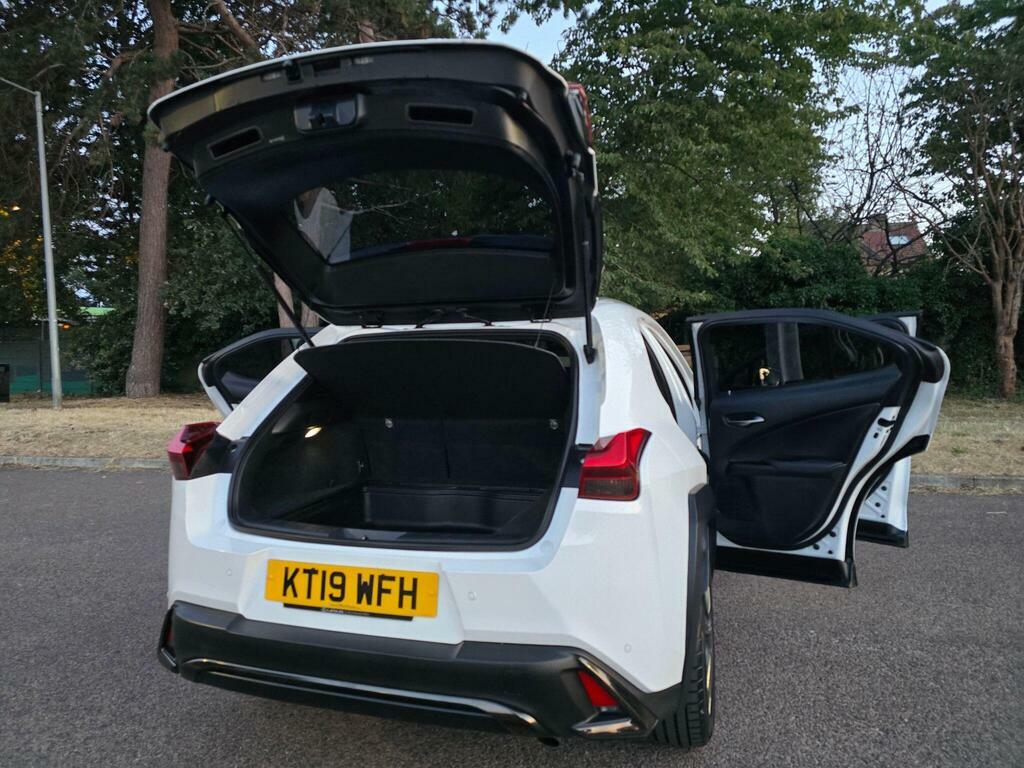 Lexus UX 2.0 250H Takumi E-cvt White #96