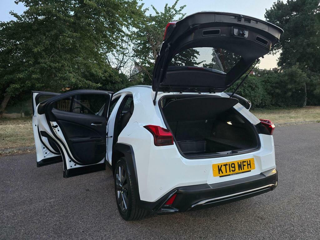 Lexus UX 2.0 250H Takumi E-cvt White #61