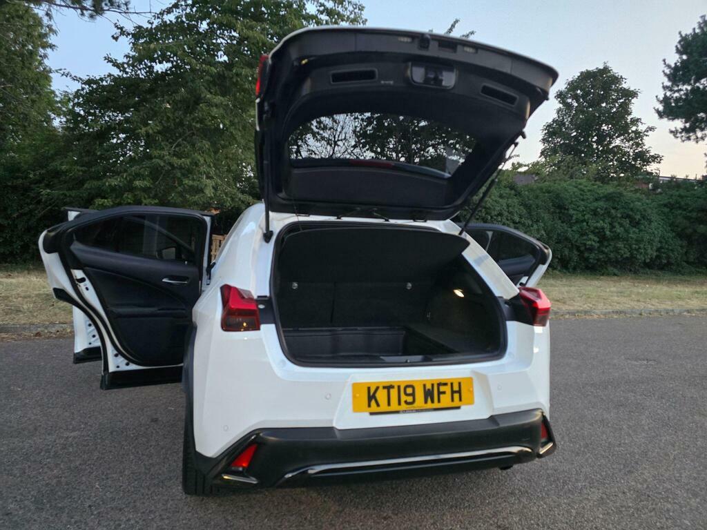 Lexus UX 2.0 250H Takumi E-cvt White #97