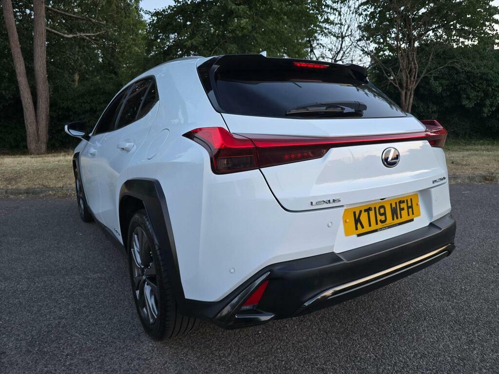 Lexus UX 2.0 250H Takumi E-cvt White #39