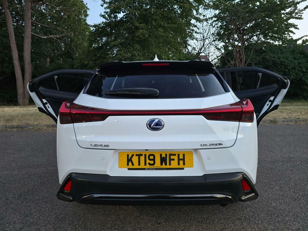 Lexus UX 2.0 250H Takumi E-cvt White #41