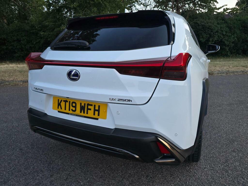 Lexus UX 2.0 250H Takumi E-cvt White #47