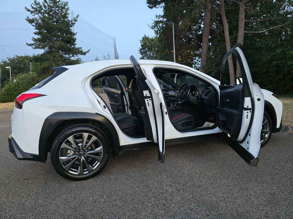 Lexus UX 2.0 250H Takumi E-cvt White #95