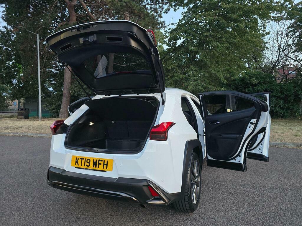 Lexus UX 2.0 250H Takumi E-cvt White #60