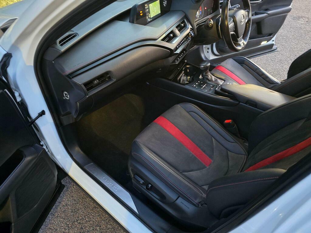 Lexus UX 2.0 250H Takumi E-cvt White #73