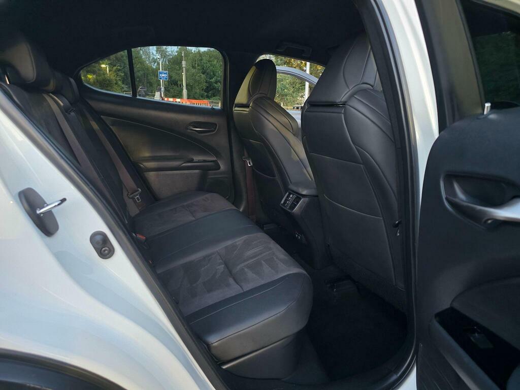 Lexus UX 2.0 250H Takumi E-cvt White #81