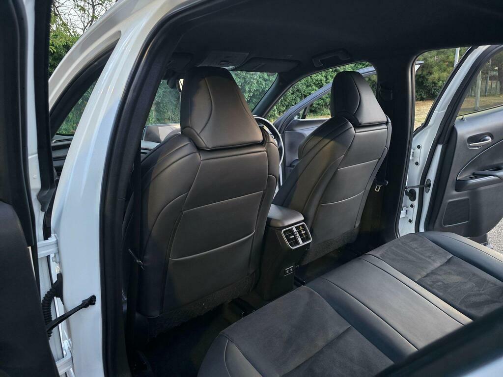 Lexus UX 2.0 250H Takumi E-cvt White #85