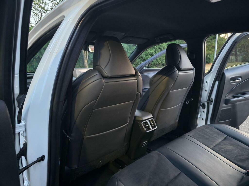 Lexus UX 2.0 250H Takumi E-cvt White #90