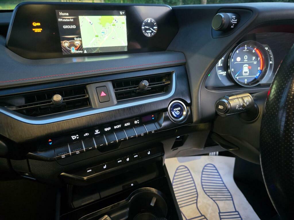 Lexus UX 2.0 250H Takumi E-cvt White #88