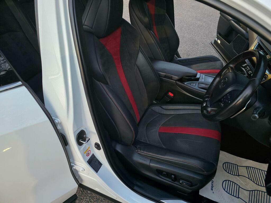 Lexus UX 2.0 250H Takumi E-cvt White #68