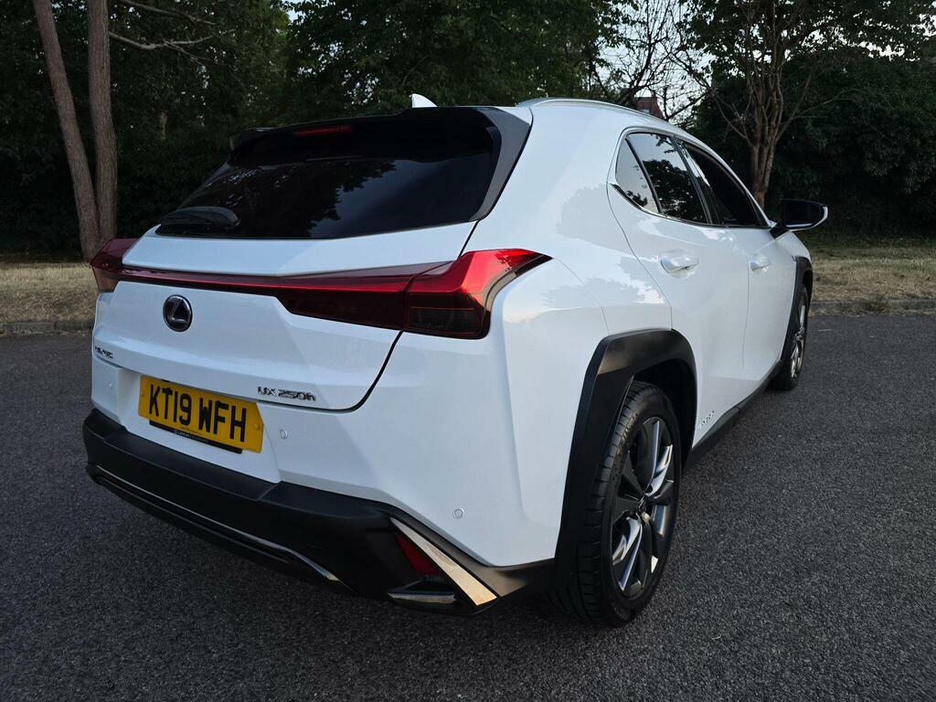 Lexus UX 2.0 250H Takumi E-cvt White #51