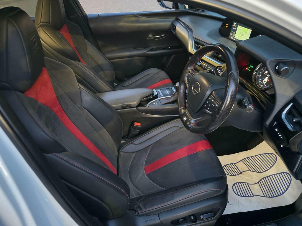 Lexus UX 2.0 250H Takumi E-cvt White #69