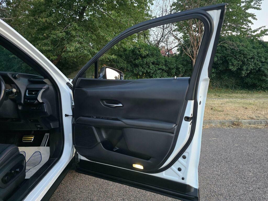 Lexus UX 2.0 250H Takumi E-cvt White #56