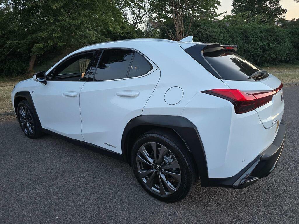 Lexus UX 2.0 250H Takumi E-cvt White #44