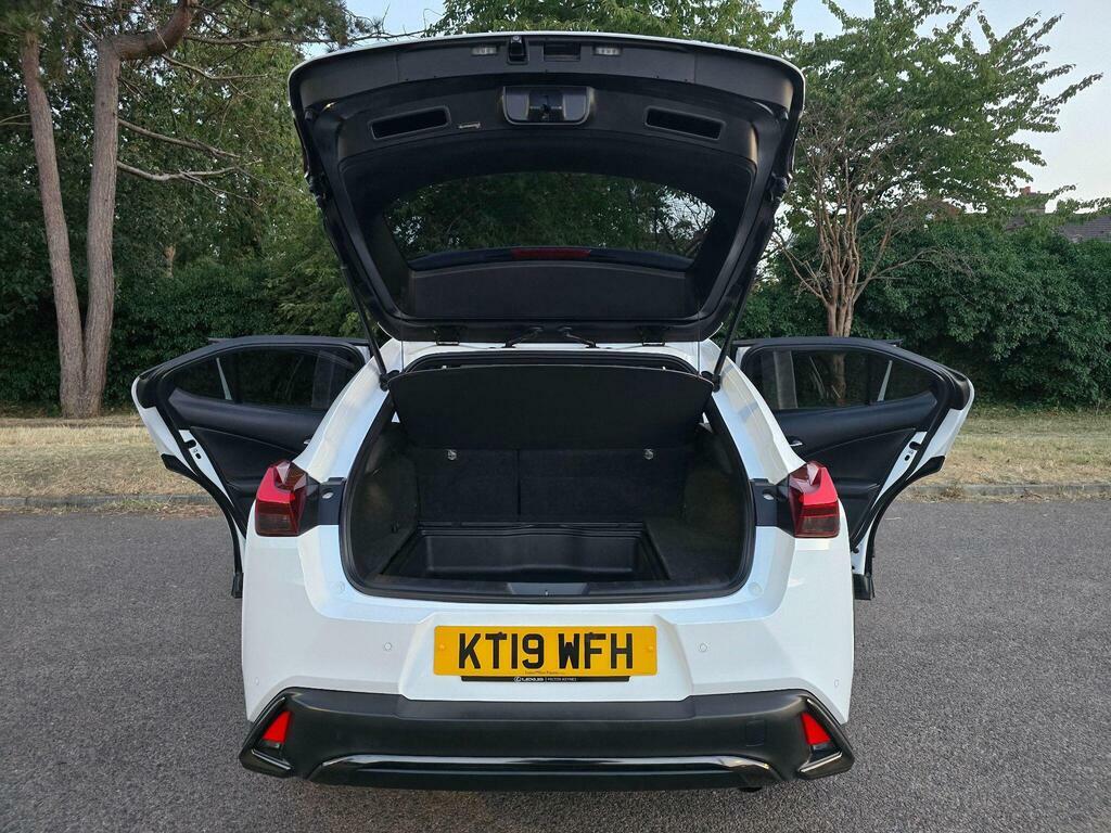 Lexus UX 2.0 250H Takumi E-cvt White #62