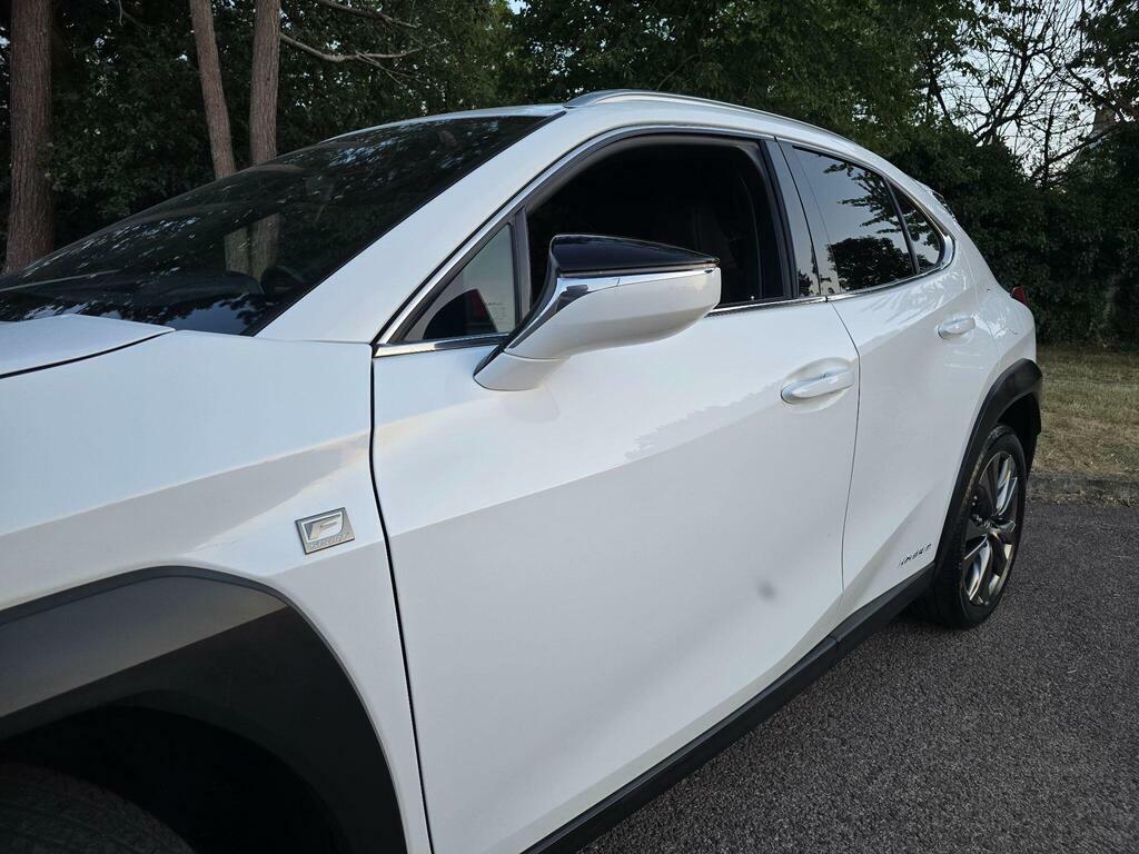 Lexus UX 2.0 250H Takumi E-cvt White #18