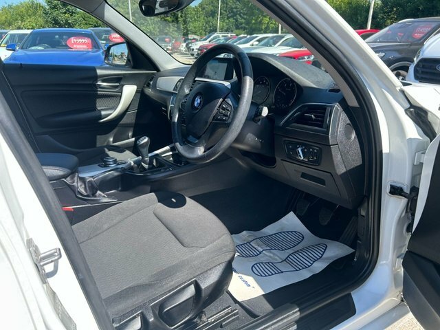 BMW 1 Series 2018 2.0 118D Se Hatchback Euro YE18JCZ White #4
