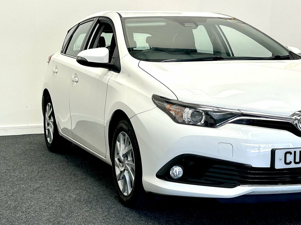 Toyota Auris Hatchback CU17NME White #6