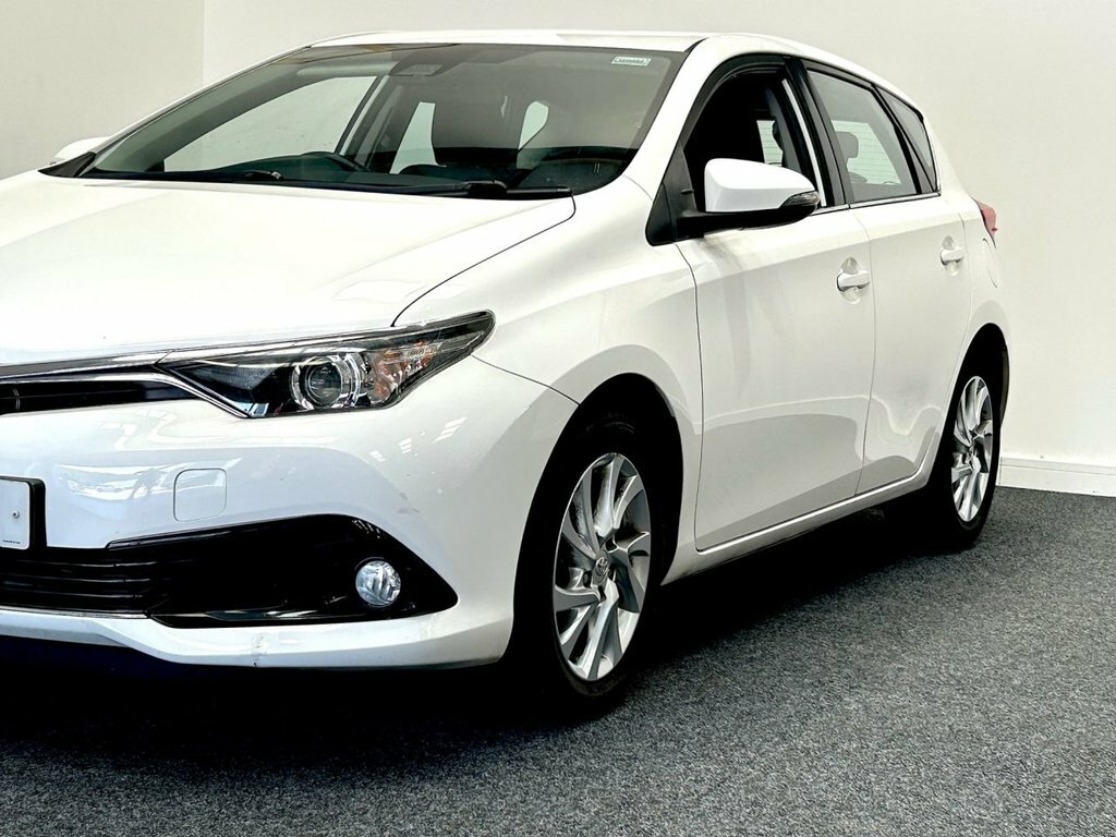 Toyota Auris Hatchback CU17NME White #5