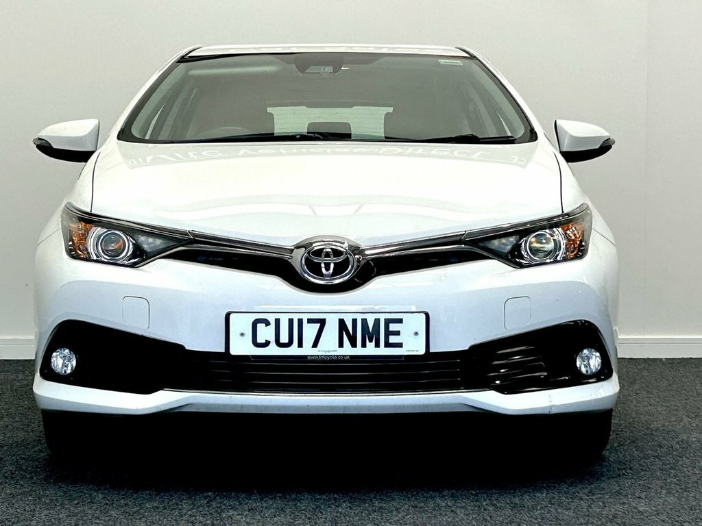 Toyota Auris Hatchback CU17NME White #2