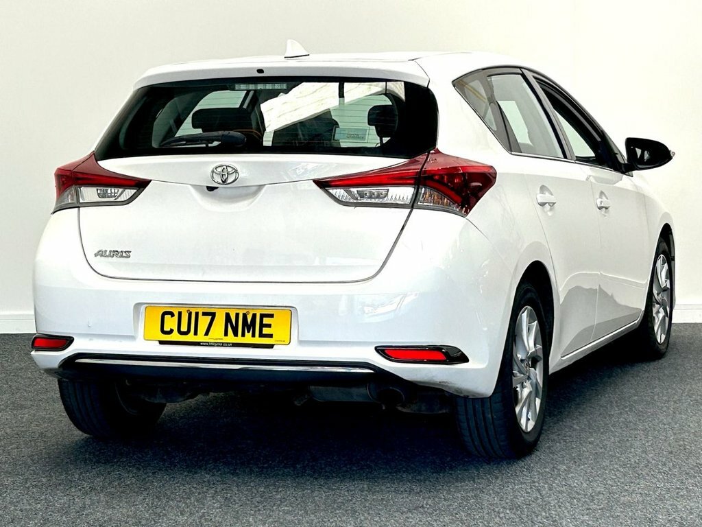 Toyota Auris Hatchback CU17NME White #4