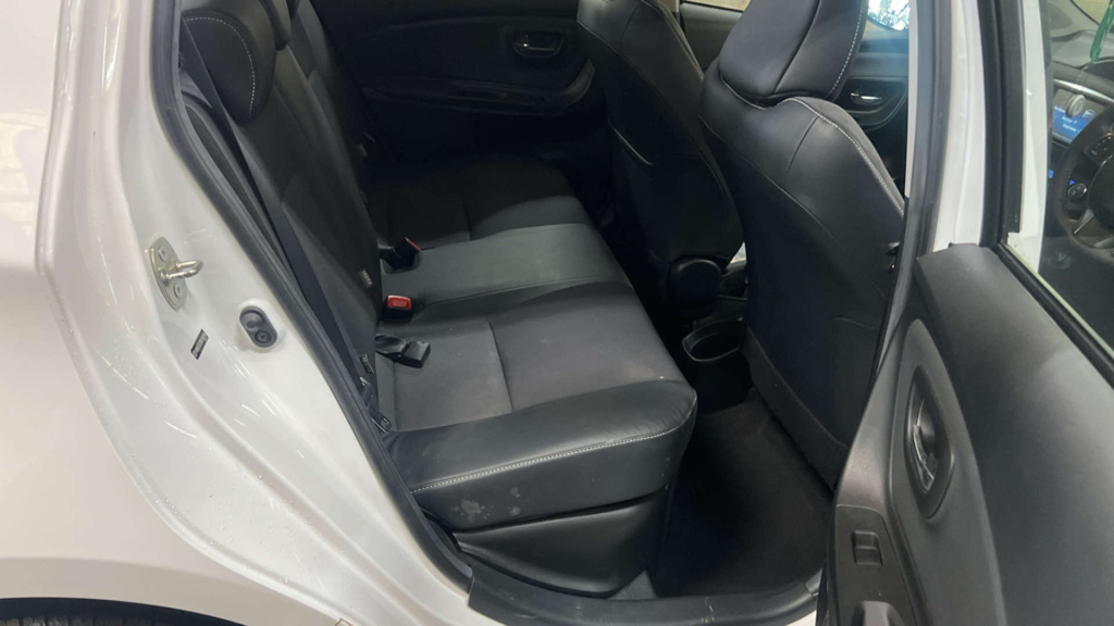 Toyota Yaris Icon Silver #10