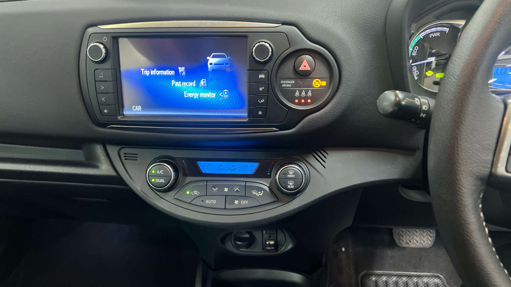 Toyota Yaris Icon Silver #12