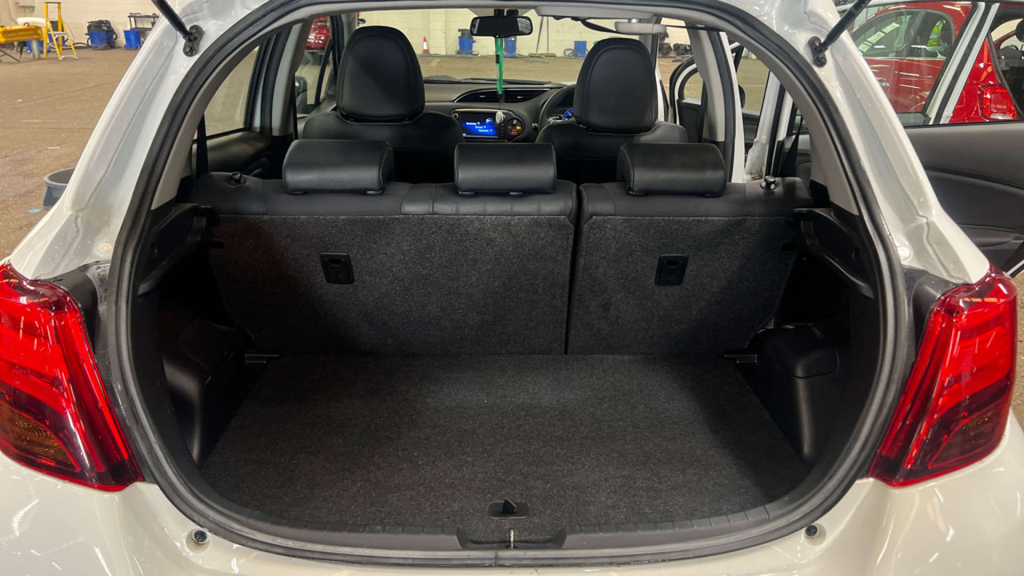 Toyota Yaris Icon Silver #9