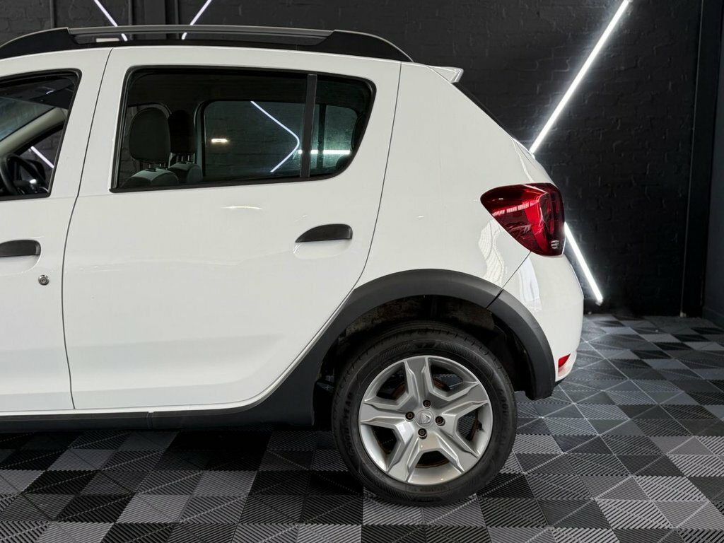 Dacia Sandero Stepway 0.9L Essential White #4