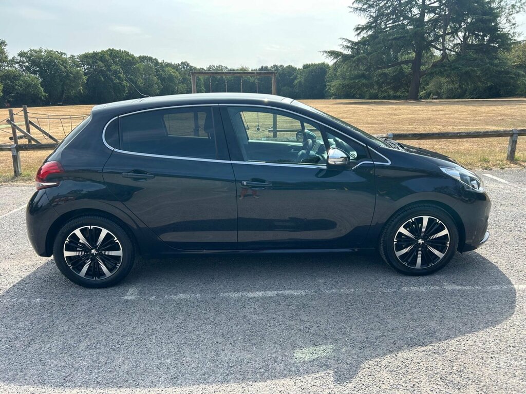 Peugeot 208  Black #18
