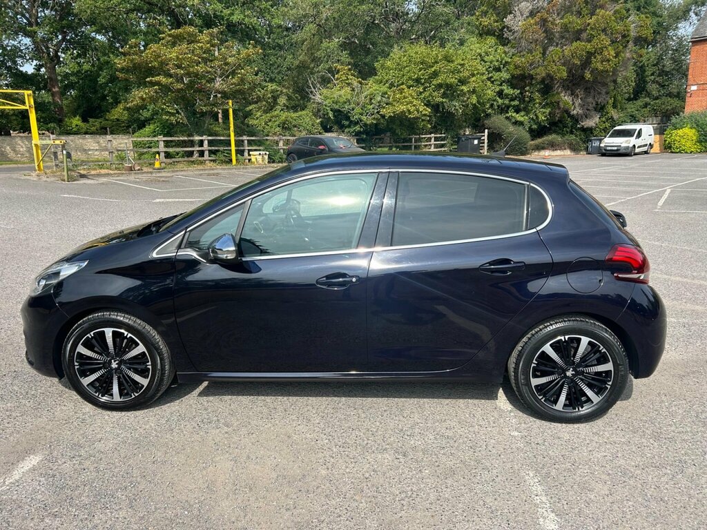 Peugeot 208  Black #16