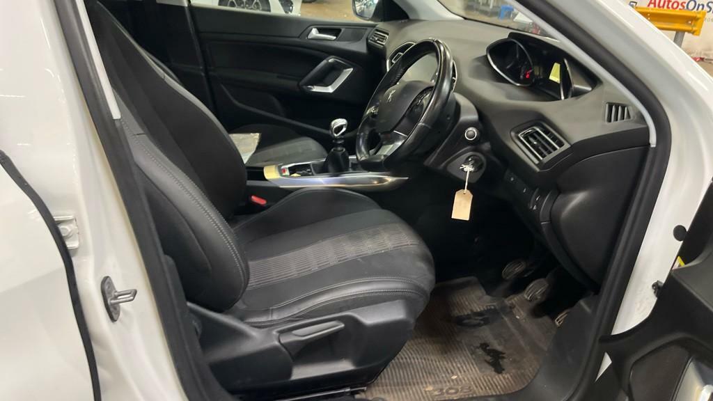 Peugeot 308 SW Allure White #7