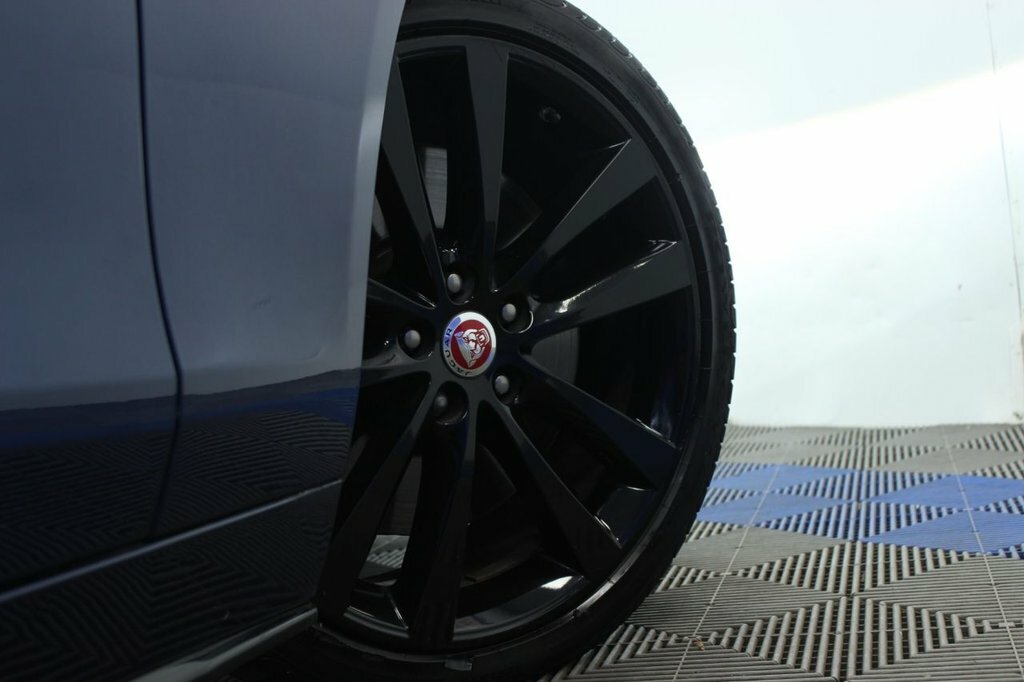 Jaguar XE 2L R-dynamic Black Blue #2