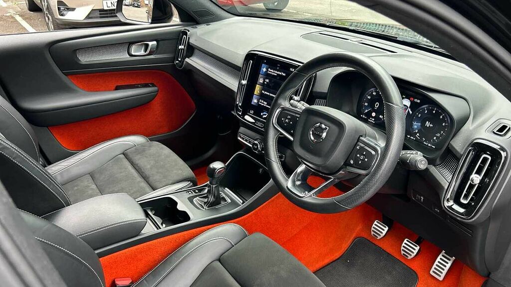 Volvo XC40 R-design, T3 Black #4