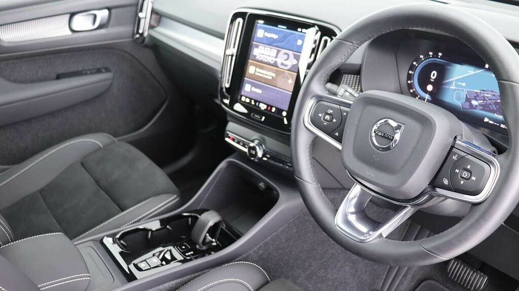 Volvo XC40 Plus, B3 Mild Hybrid, Dark YC25UKU White #4