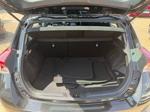 Toyota Auris Auris Active D-4d White #10