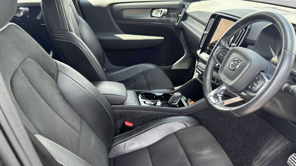 Volvo XC40 2.0 B4p R Design Awd 2020 FD70DZW Black #2