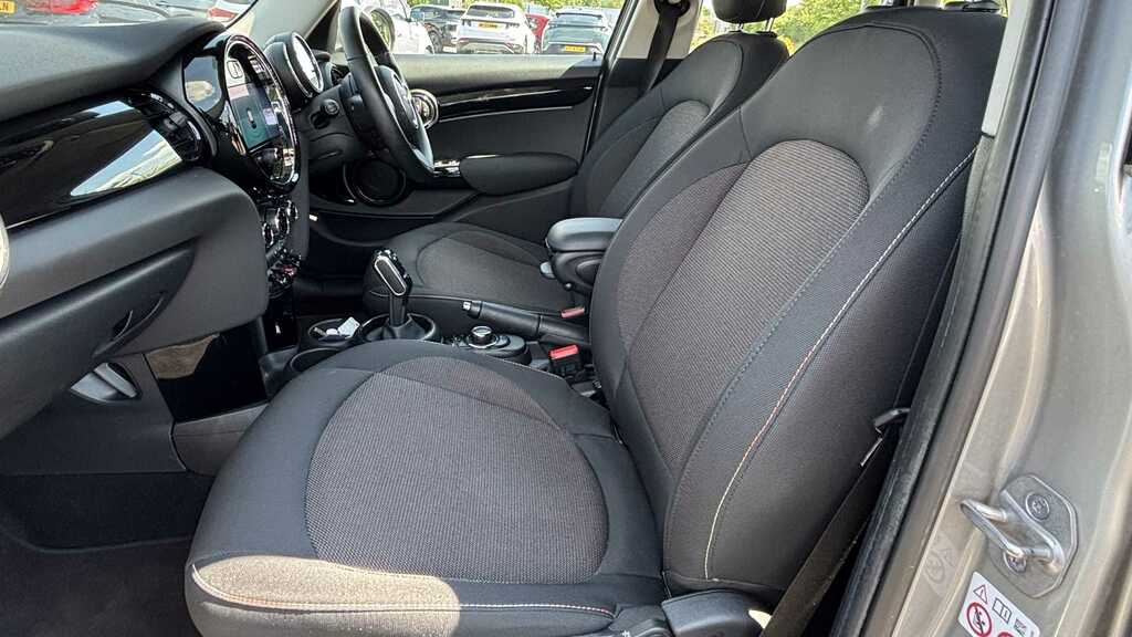 Mini Hatch 1.5 Cooper Classic 2022 LO72AVF Silver #5