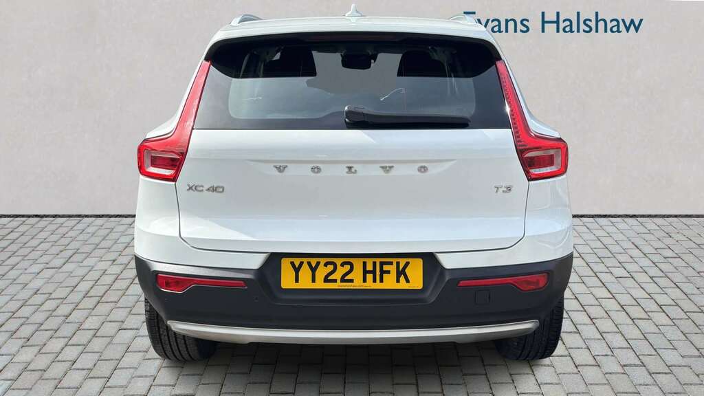Volvo XC40 1.5 T3 163 Momentum Geartronic 2022 White #4