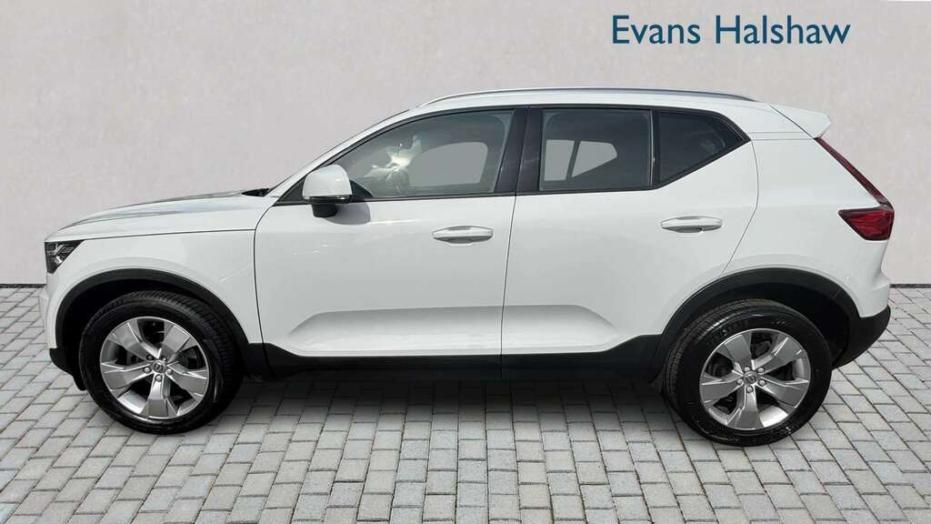 Volvo XC40 1.5 T3 163 Momentum Geartronic 2022 White #3