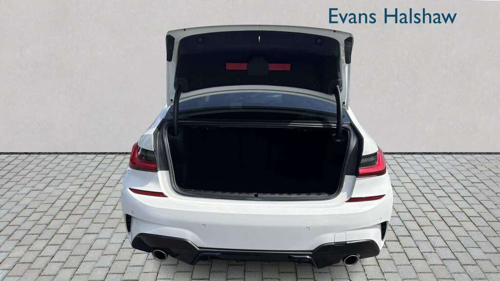 BMW 3 Series 320I M Sport Step 2019 YA69LTZ White #4