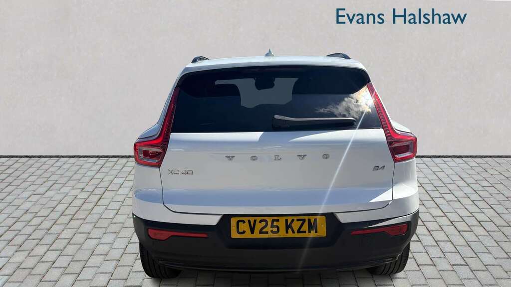 Volvo XC40 2.0 B4p Plus Dark 2025 CV25KZM White #4