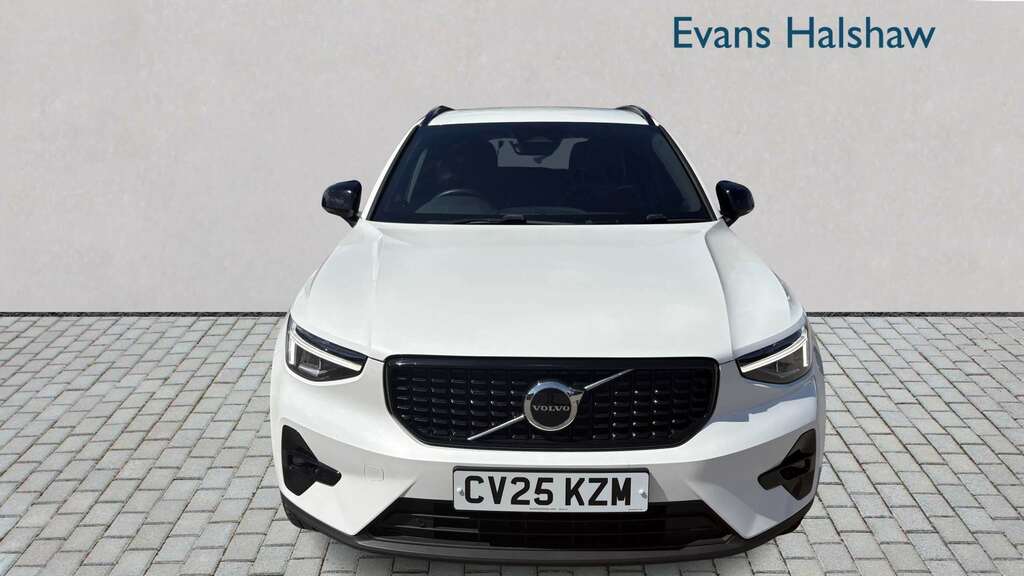 Volvo XC40 2.0 B4p Plus Dark 2025 CV25KZM White #2