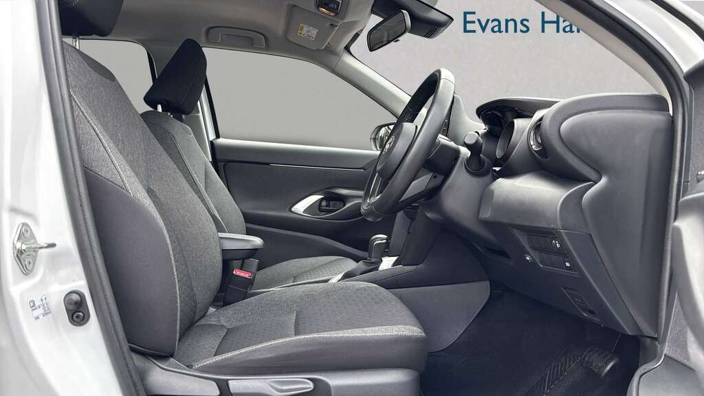 Toyota Yaris Cross 1.5 Hybrid Icon Cvt 2024 KE73LZA White #3